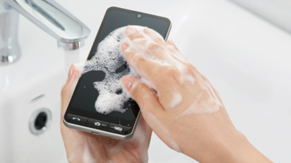スマホを洗えて清潔。耐衝撃/防水・防塵